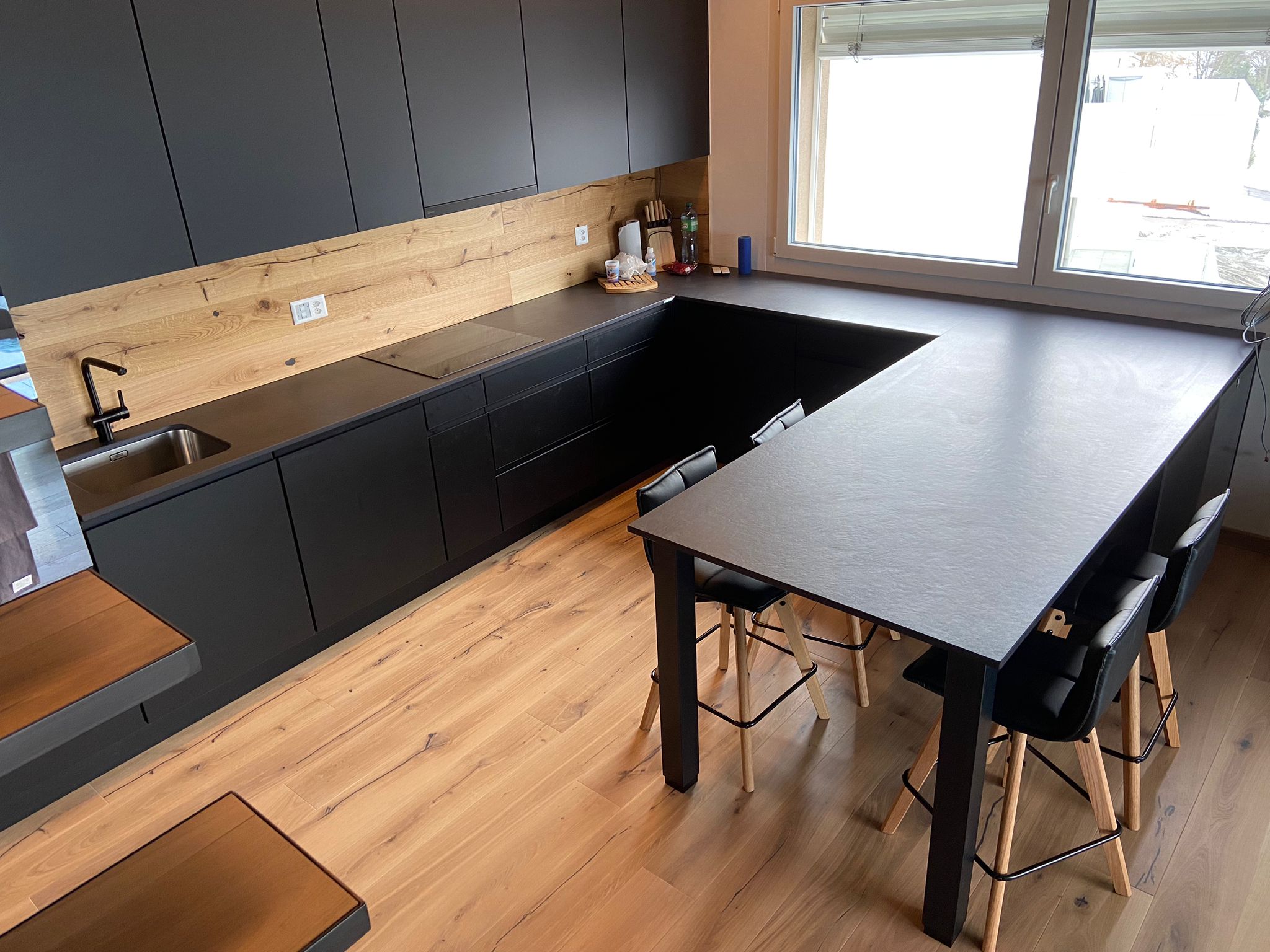 Pose de cuisine haut de gamme – projet menuiserie Suisse romande